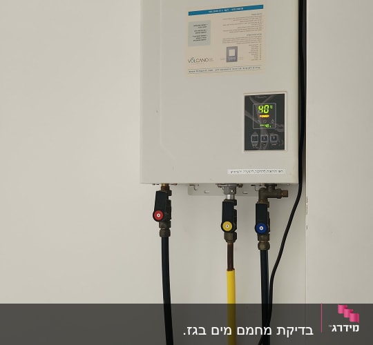 מחמם מים עם צינורות חיבור ותצוגת טמפרטורה